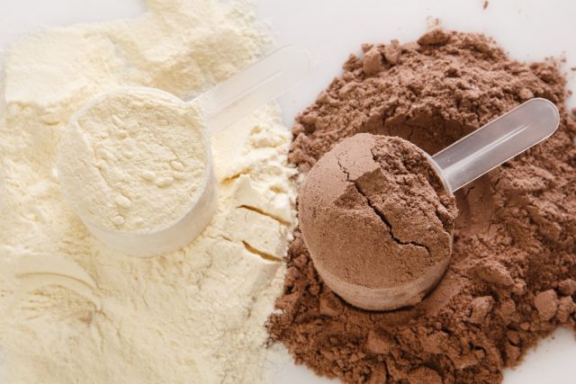 Female Weight Gain: Protein powder and scoops
